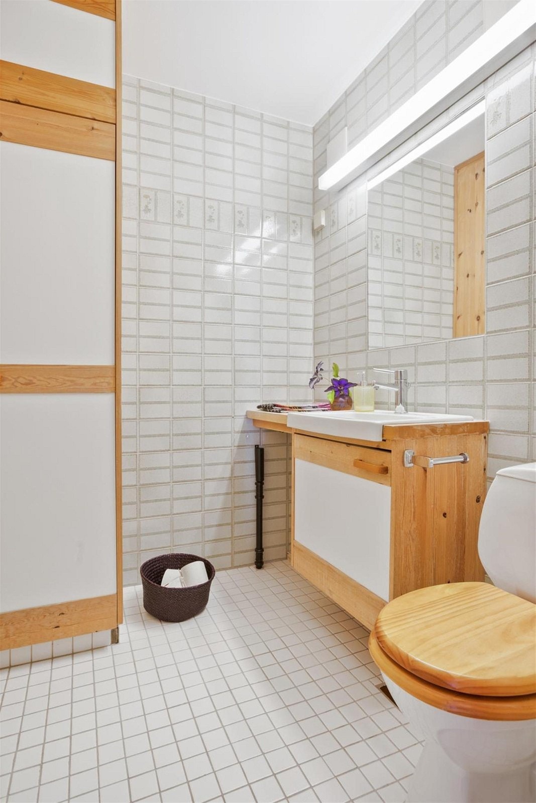 To bad har leiligheten. Do med vask på det ene. Galleribilde