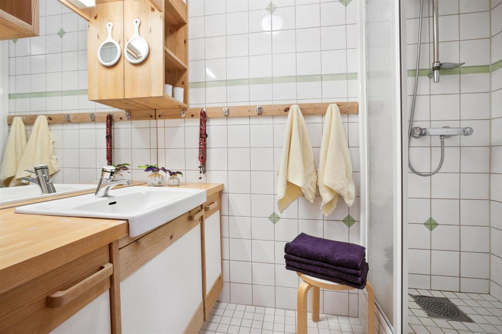 Dusj, vask og gode hyller på det andre badet. Galleribilde