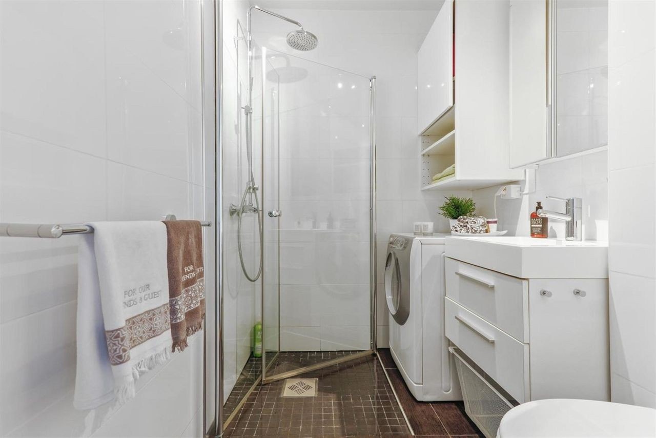 Bilder fra det gamle badet. Nytt bad i 2019 pusset op i regi av sameiet. Galleribilde