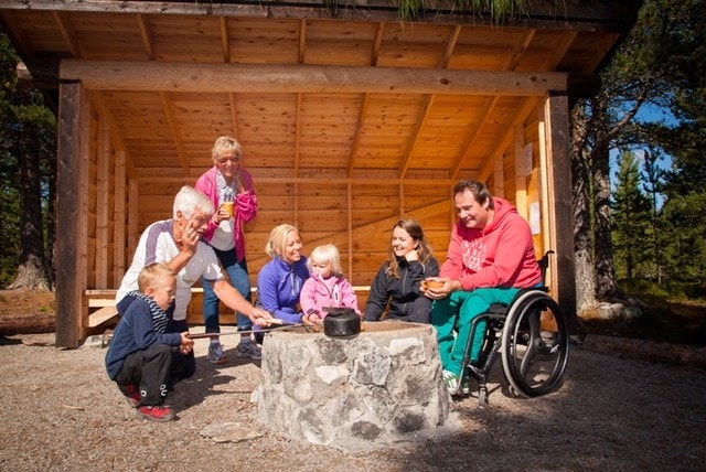 Tilrettelagde familieplasser rundt omkring i kommunen. Korte avstander til gapahuker fra feltet. Galleribilde
