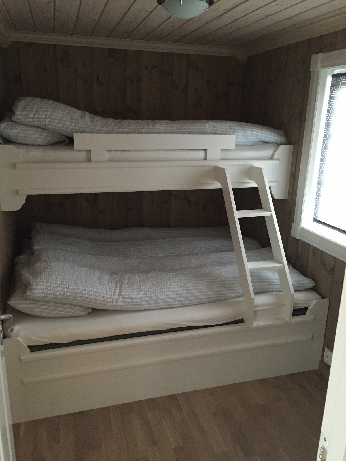 Håndlaget plassbygde senger og garderobe på de to familierommene er inkludert. Dette er godt tilpasset rommene. Galleribilde