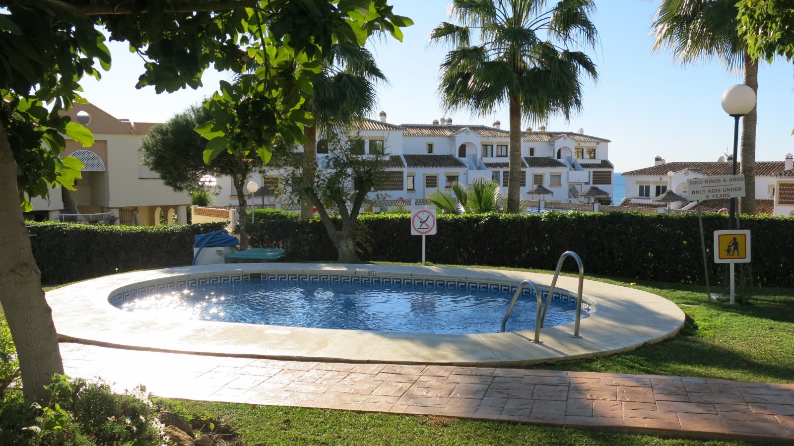 Barnebassenget 20 meter fra huset Galleribilde