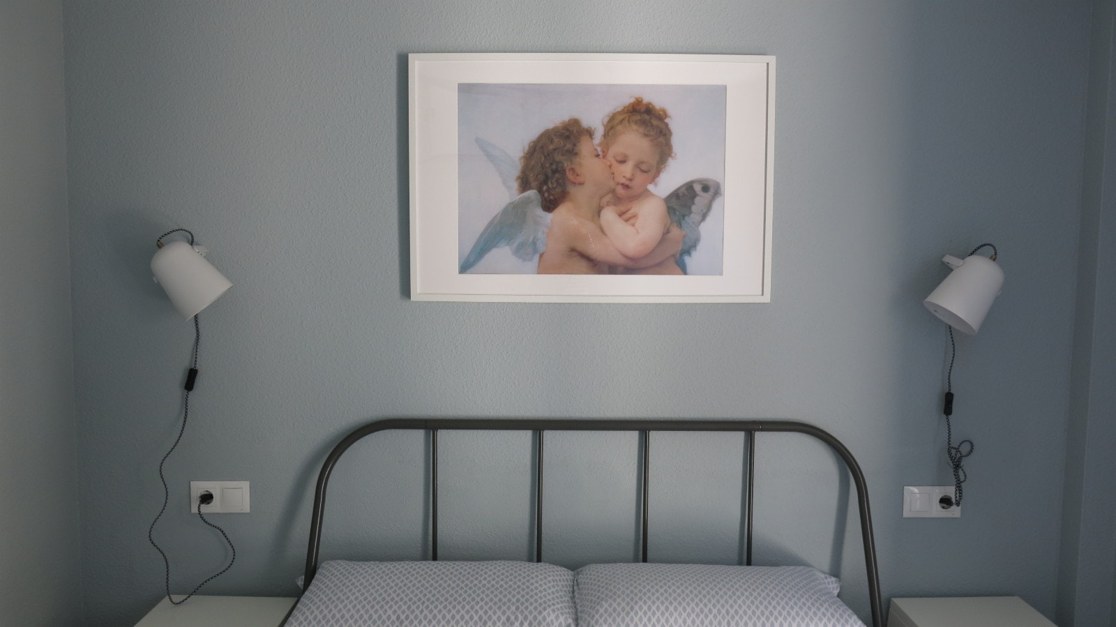 Soverom med dobbelseng. Nyoppusset i 2025. Ny gulv, vinduer og nymalte vegger. Galleribilde