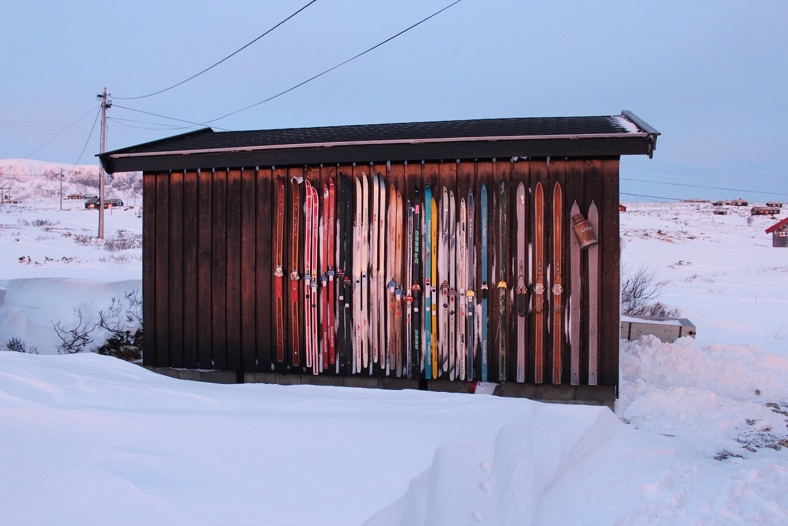Gamle ski på uthuset Galleribilde