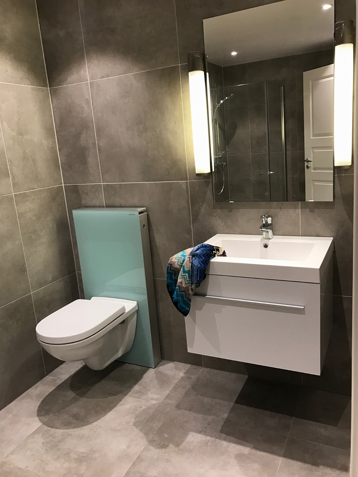 Moderne bad med varmekabler, full størrelse vaskemaskin og god plass til å tørke klær Galleribilde