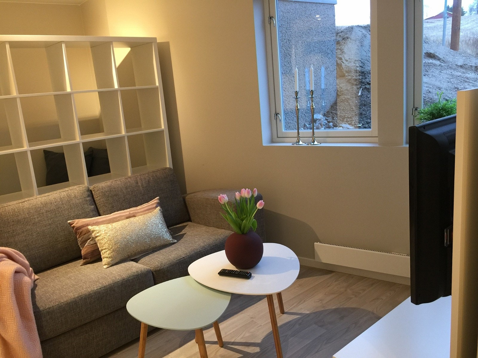 Lys og åpen stue med store vinduer Galleribilde