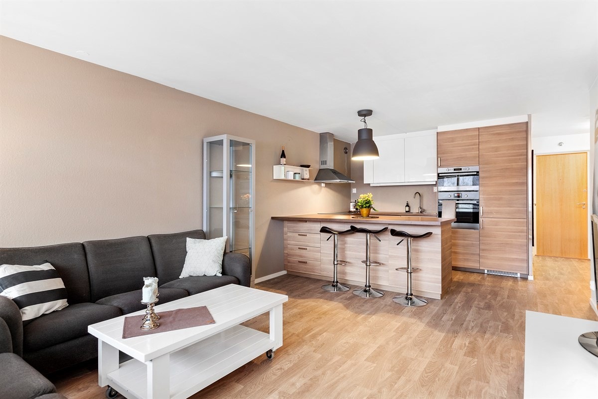 Romslig stue med god plass til sofa- og sittegruppe Galleribilde