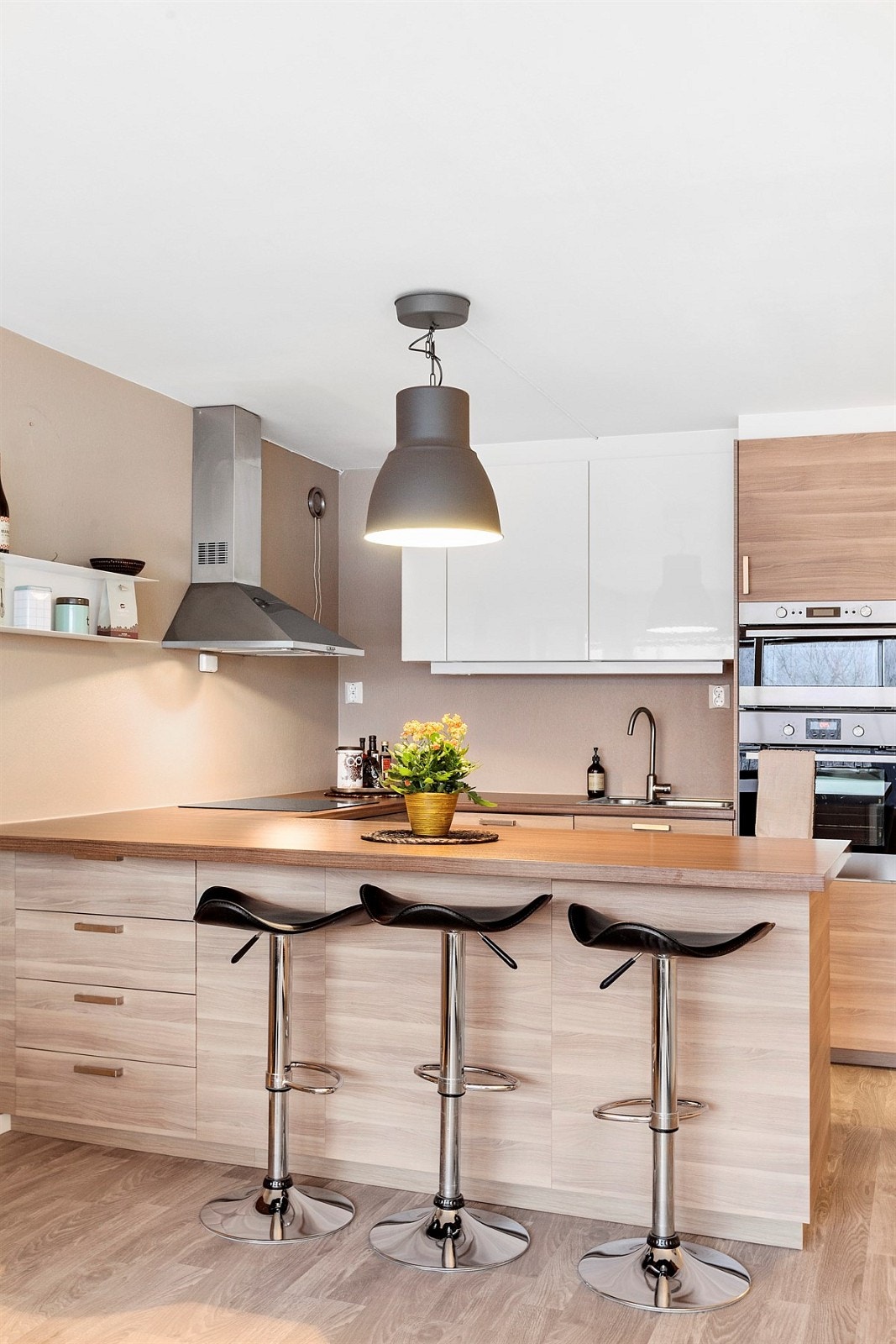 Delikat kjøkken i åpen løsning med stue Galleribilde