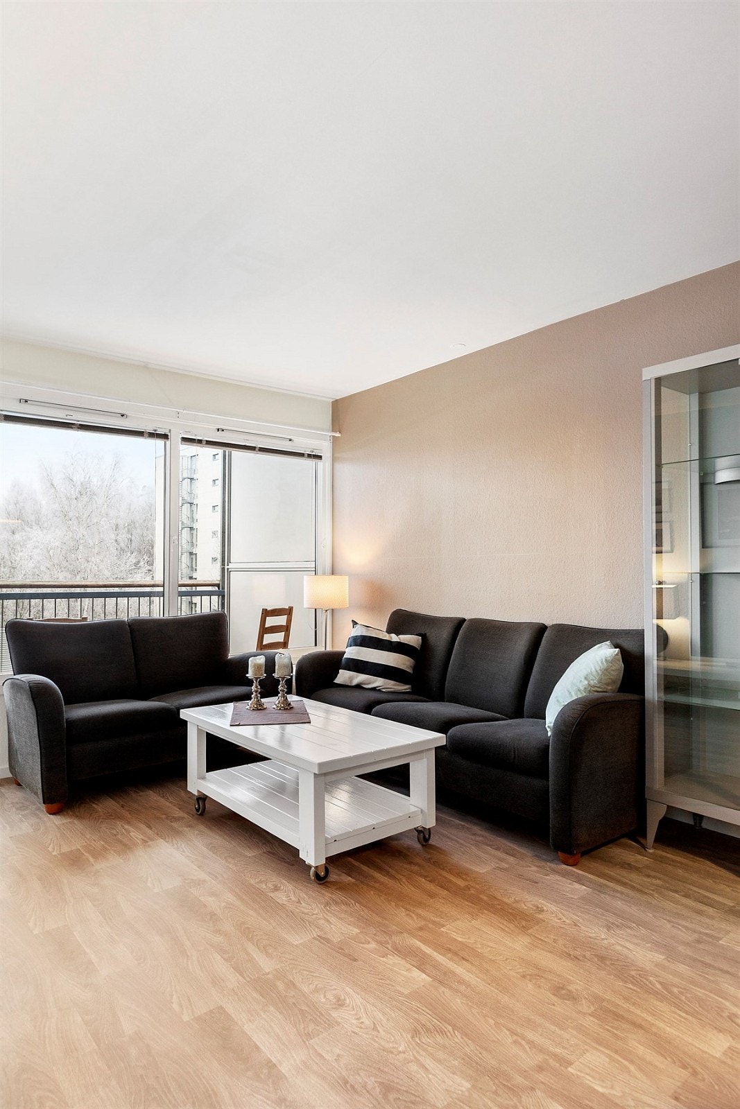 Stuen utgjør et flott sosialt rom og fremstår som leilighetens midtpunkt Galleribilde