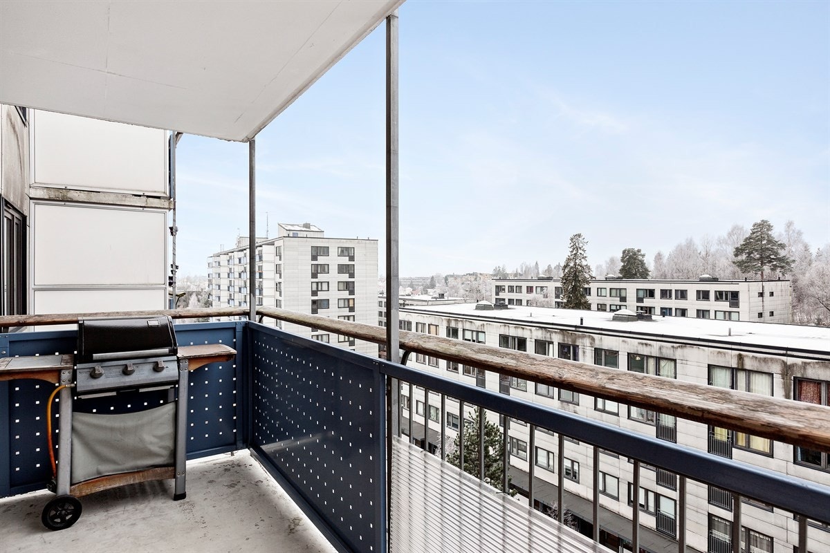 Balkong med fin utsikt samt plass til grill og utestoler Galleribilde