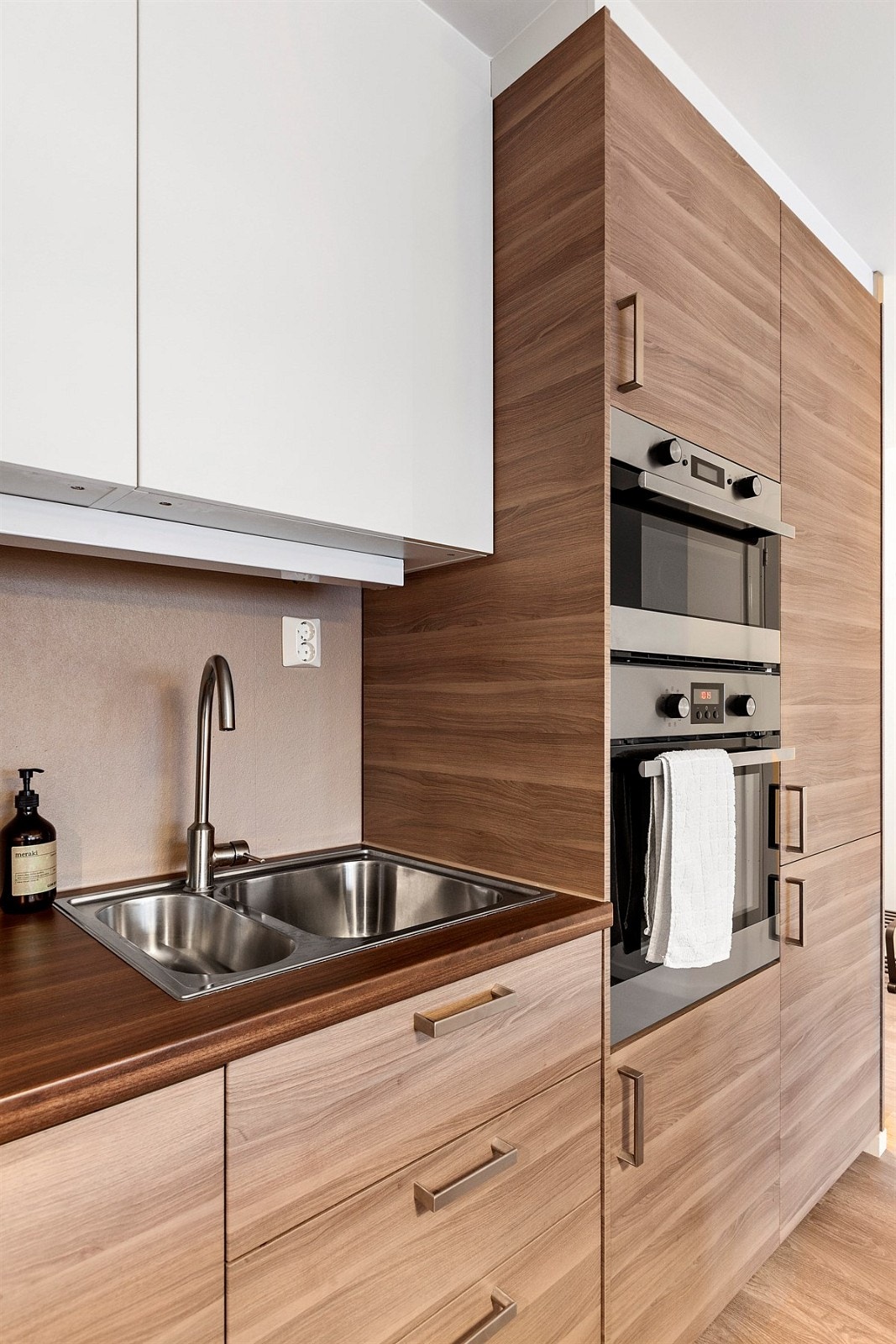 Kjøkkenet har integrert kjøl/frys, microovn, oppvaskmaskin og komfyr med platetopp Galleribilde