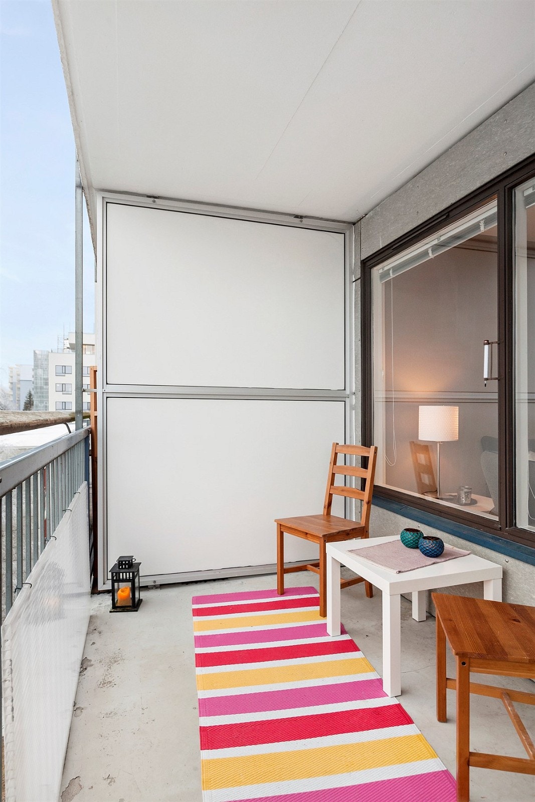 På balkongen kan du sette utestoler og grill Galleribilde