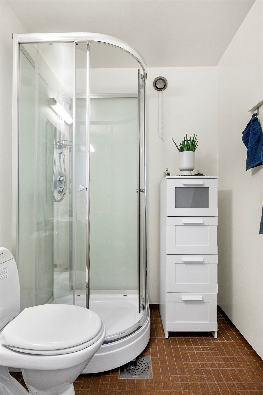 Pen hjørnedusj og praktisk skuffeløsning Galleribilde