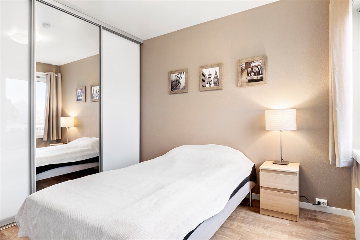 Lyst og pent soverom med god plass til dobbeltseng samt en ny skyvedørsgarderobe fra 2016 Galleribilde