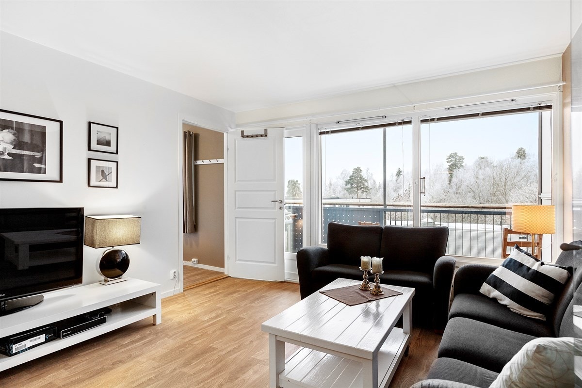 Store vindusflater gir stuen godt med naturlig lys Galleribilde