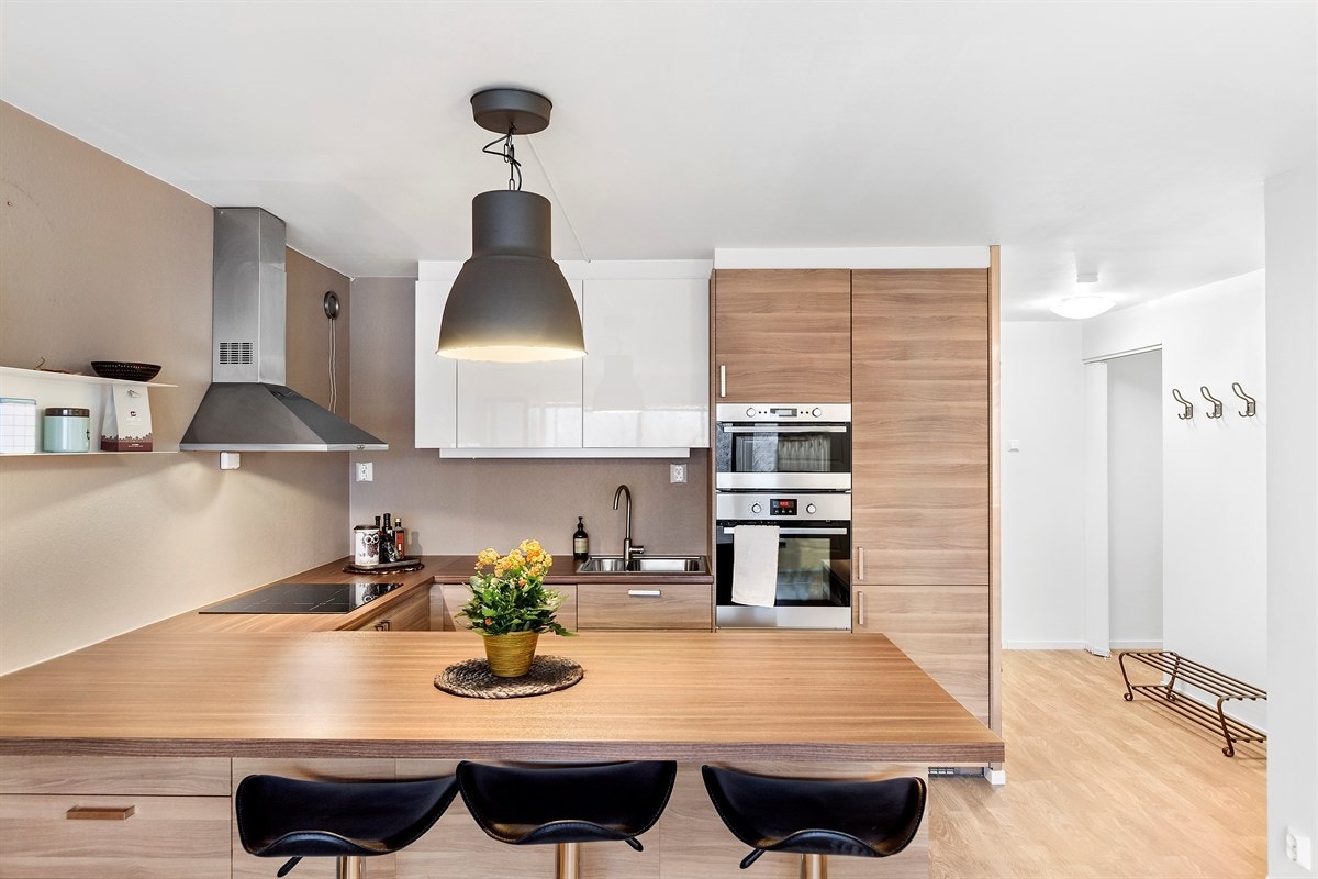 Kjøkkenet har behagelige fargetoner som passer godt sammen Galleribilde