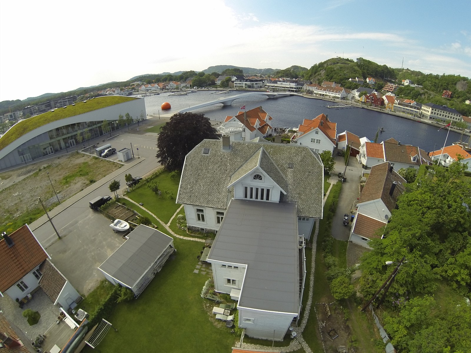 Nær Buen med bibliotek, kino og kulturscener. Sentrum rett over broen. Passer for en person, eller par. Fullt møblert. Galleribilde
