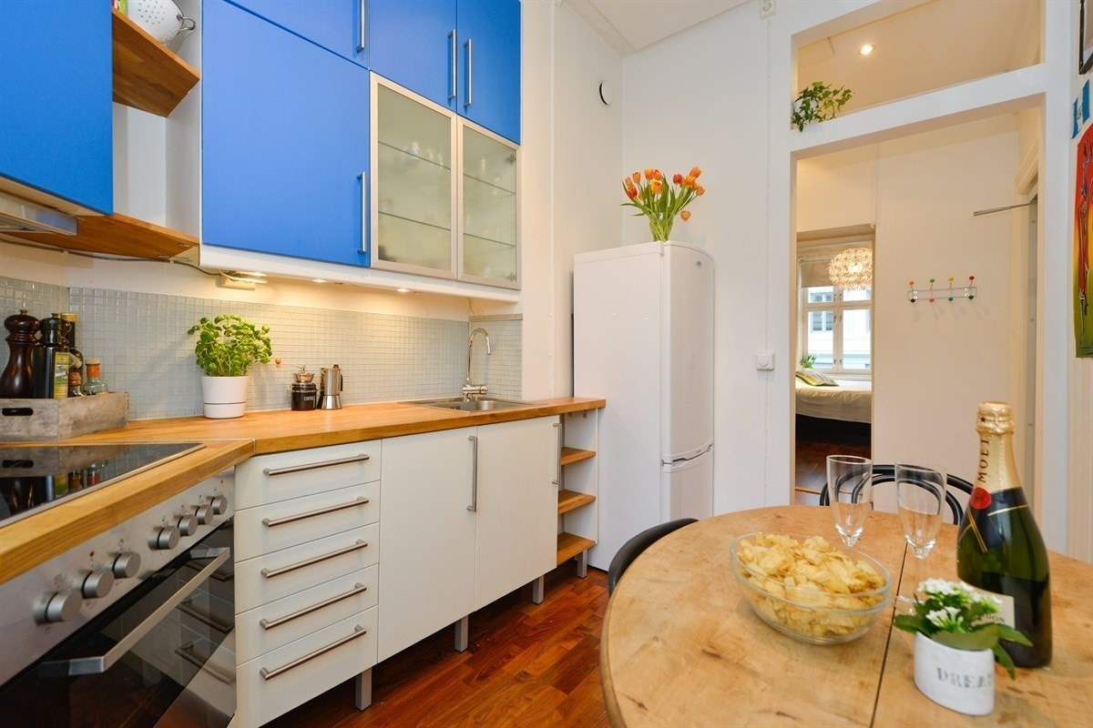 Kjøkken med oppvaskmaskin, kjøleskap og fryser Galleribilde