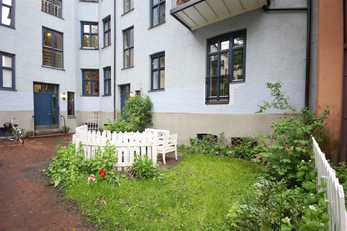 Bakgård Galleribilde