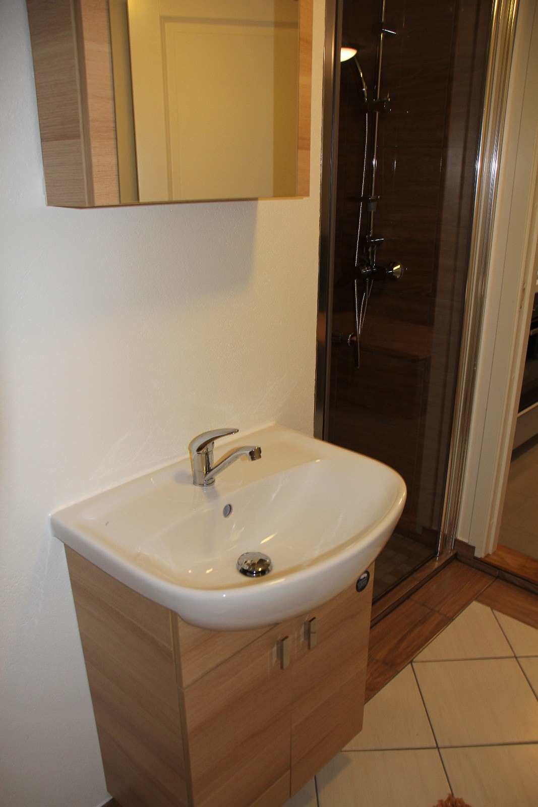 Vask og skap med lagring Galleribilde