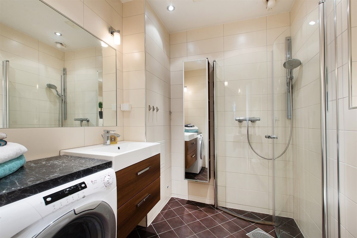 Bad (Vaskemaskinen på bildet er byttet ut med et vasketårn bestående av effektiv vaskemaskin og tørketrommel) Galleribilde