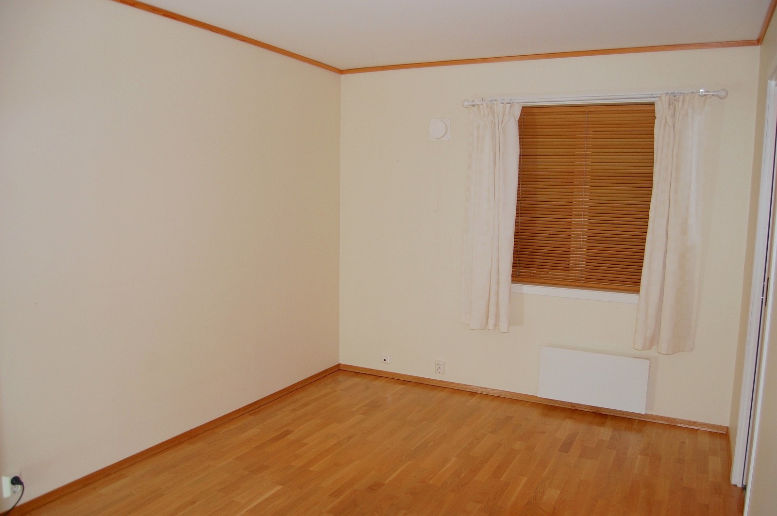 Soverom med skyvedørsgarderobe og inngang til bod. Galleribilde