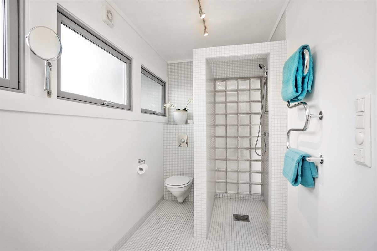 Badet ble totalrenovert av fagfolk i 2006 og fremstår som meget lekkert. Badet har lyse mosaikkfliser på gulv og deler av vegg, samt hvitmalte veggflater for øvrig. Galleribilde