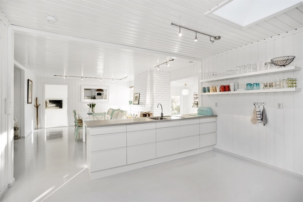 Kjøkkenet fra 2009 er lekkert og holdt i et stilrent design som kler boligen godt Galleribilde
