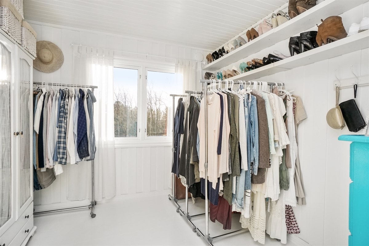 Soverom. Innredet som garderobe idag. Galleribilde