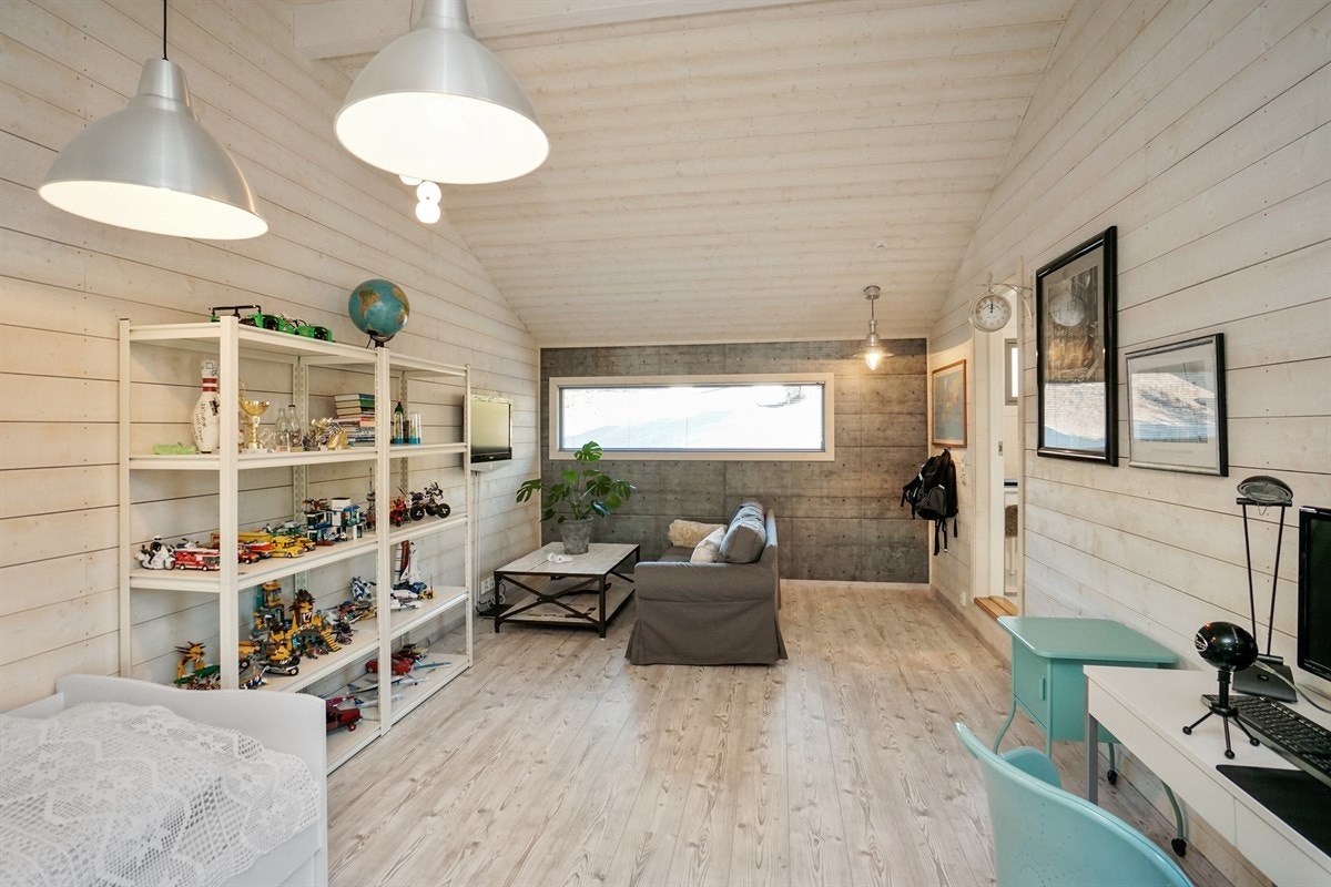 Svært romslig soverom med utgang til terrasse. Galleribilde