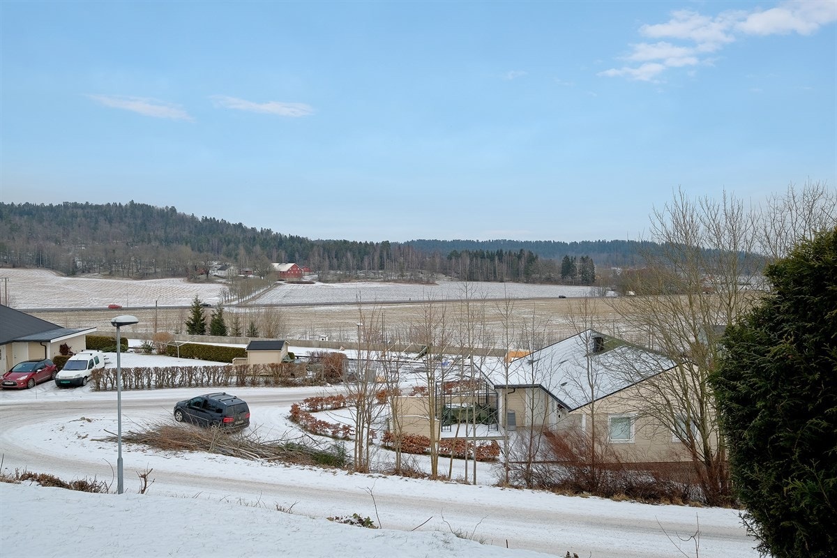 Det er utsikt fra stuen, kjøkkenet og uteplassen. Galleribilde