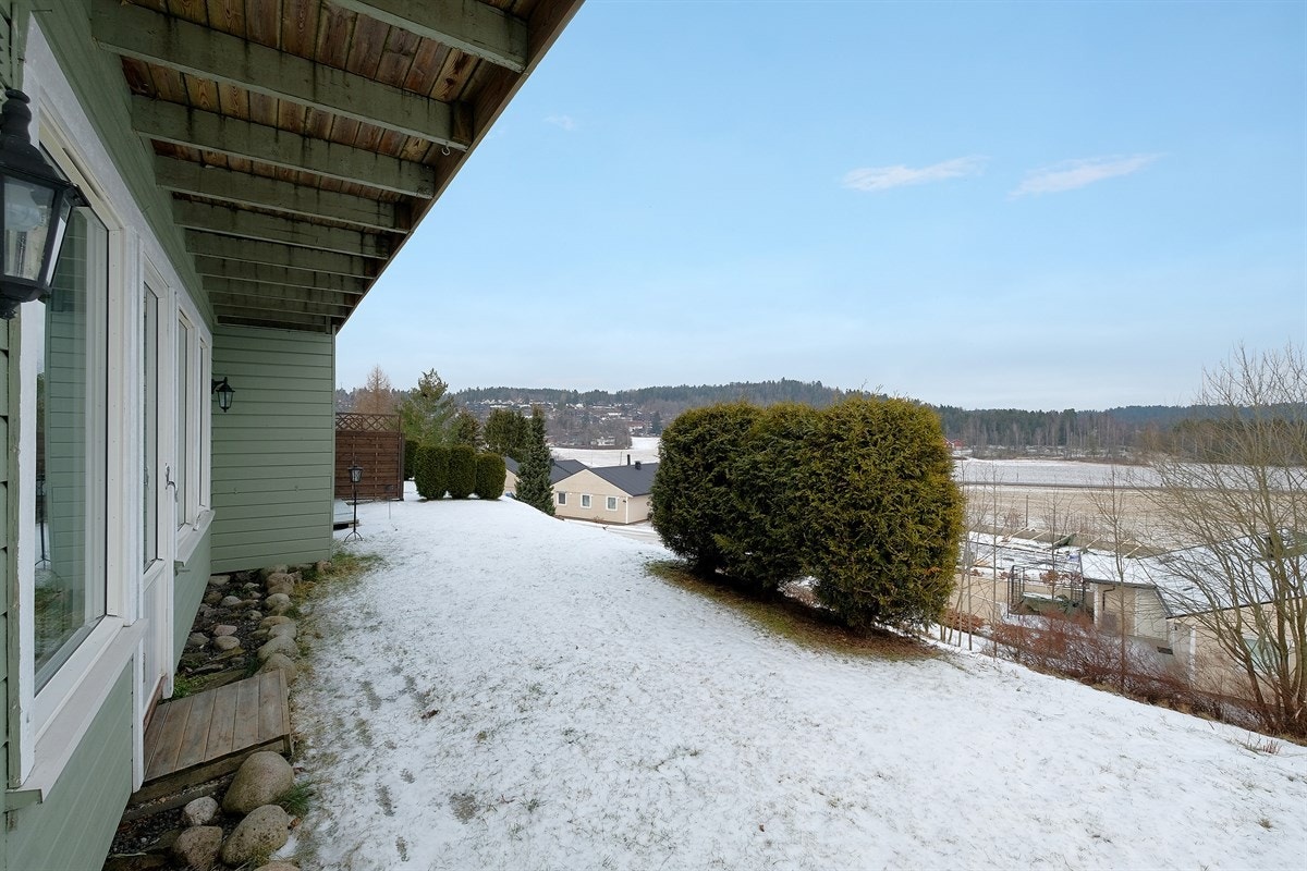 Her ser man noe av utsikten fra uteplassen. Galleribilde