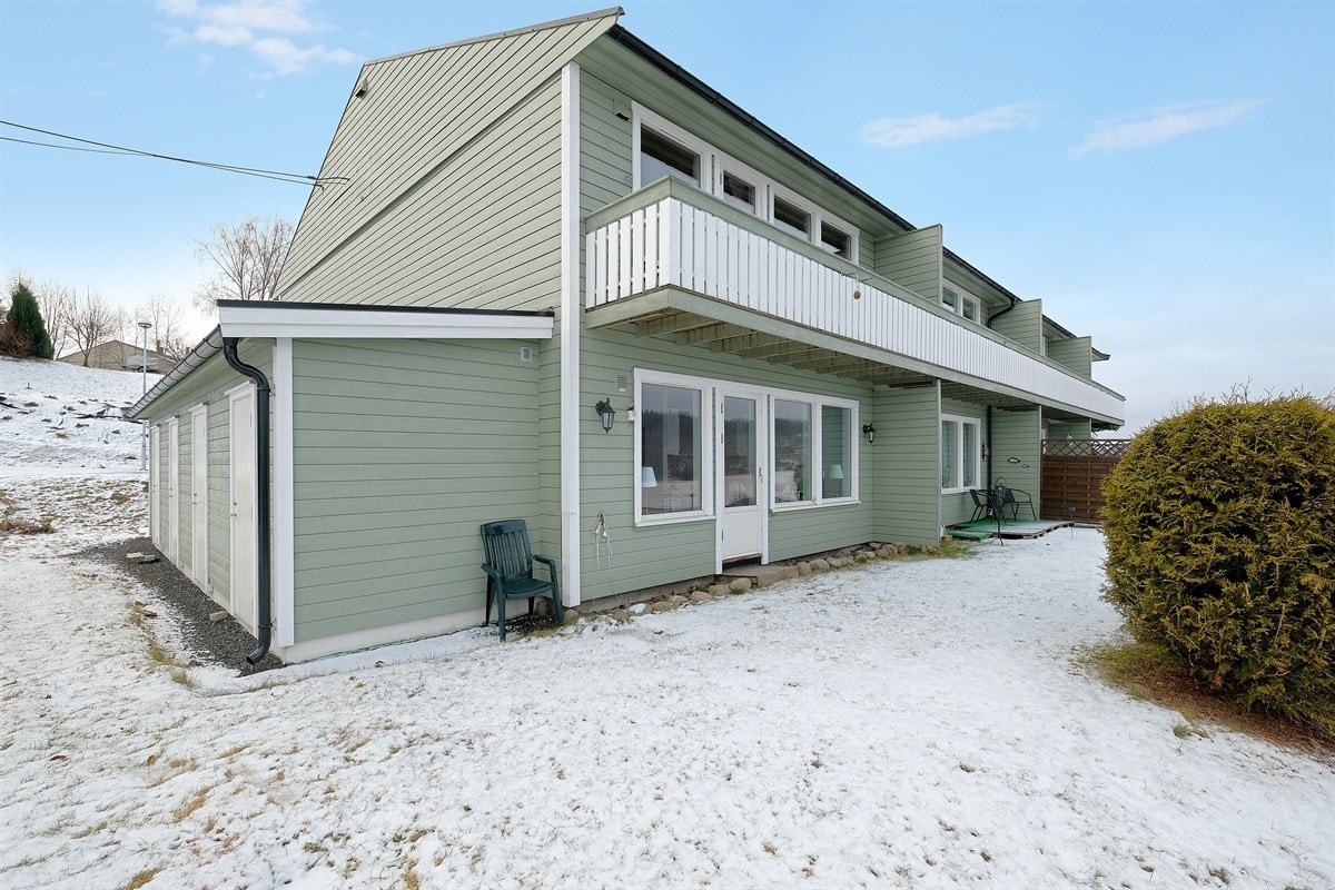 Leiligheten har egen hyggelig uteplass på bakkeplan. Galleribilde