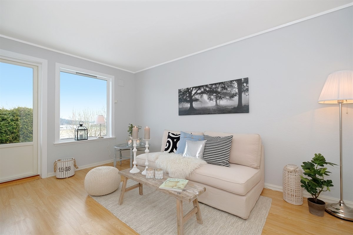 Leiligheten har god plass for både sitte- og spisegruppe. Galleribilde