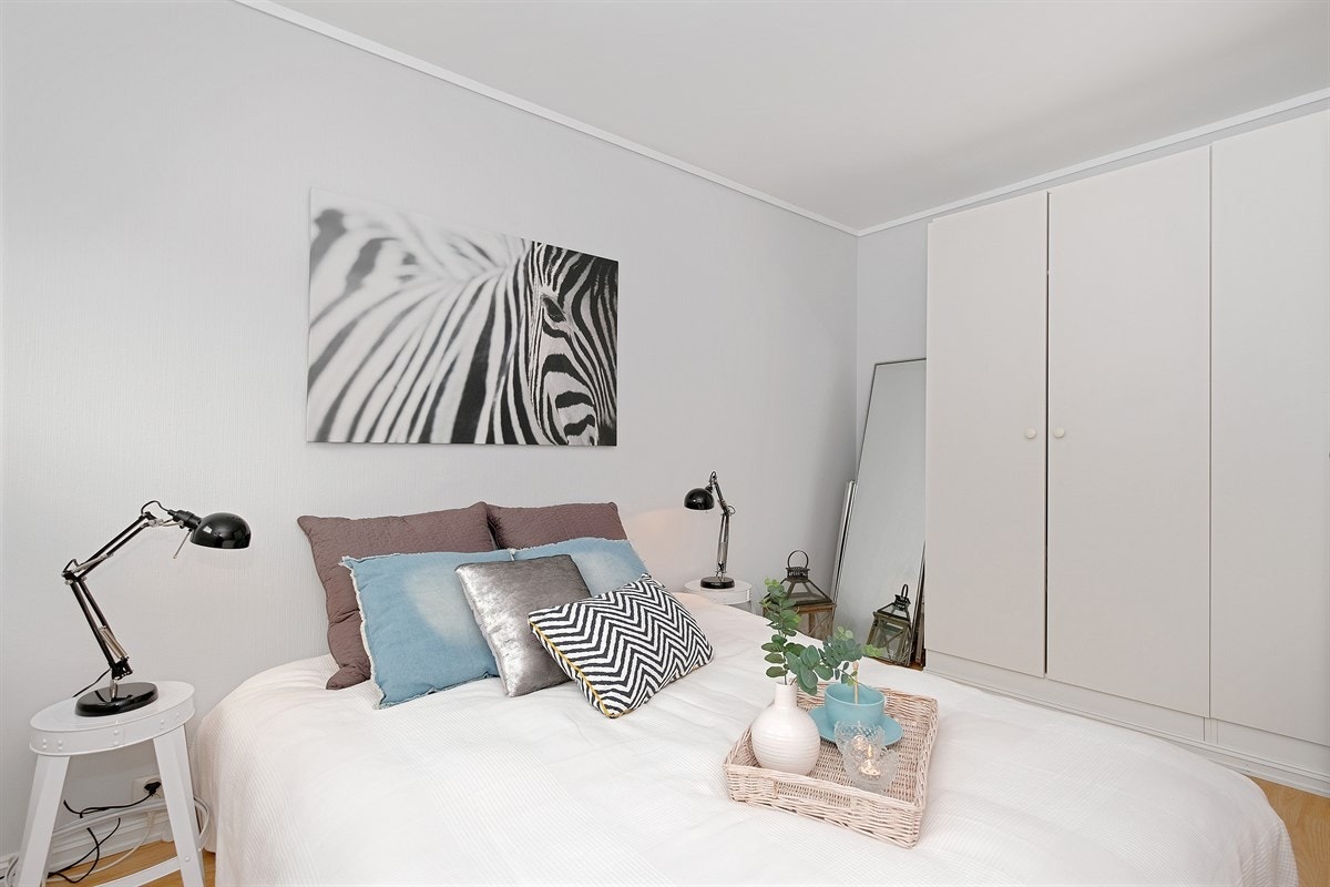 På soverommet har man godt med skapplass. Galleribilde