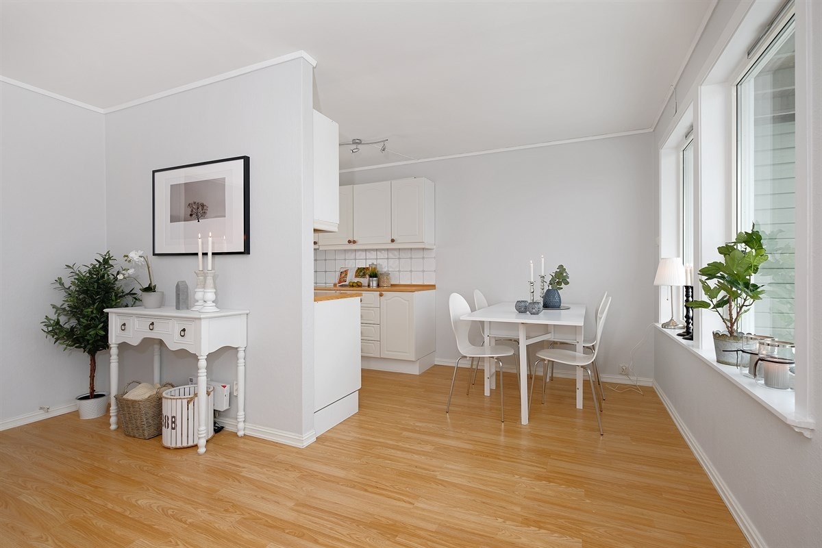 Kjøkkenet har en delvis åpen løsning mot stuen, noe som gir god plass for spisestue. Galleribilde