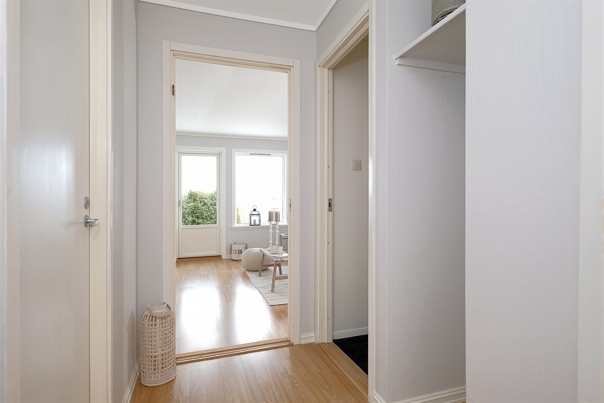 Gang med plass for å henge fra seg yttertøy. Du har også en innvendig bod på ca. 3 kvm. Galleribilde