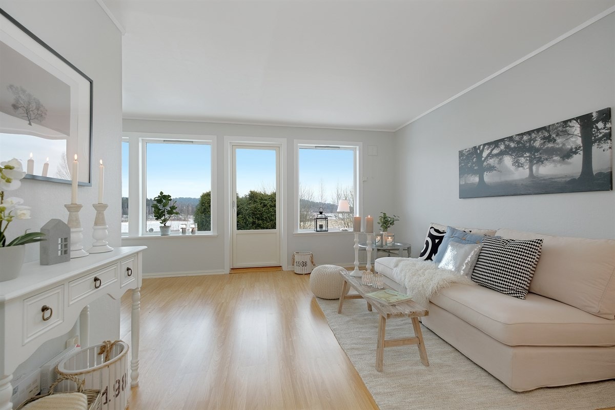 Stuen er pent oppusset i lys og moderne farge. Galleribilde