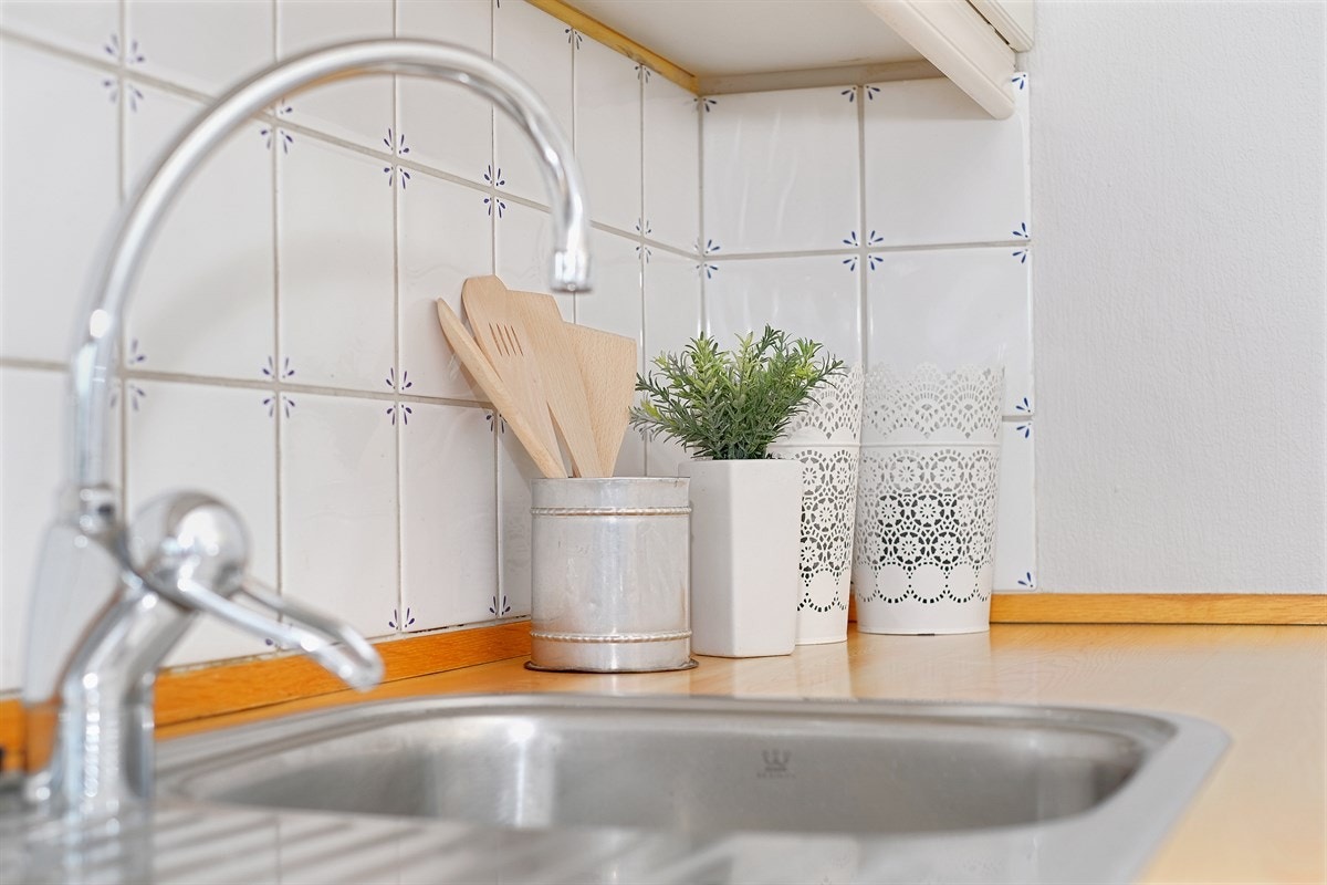 Fliser over benk. Galleribilde