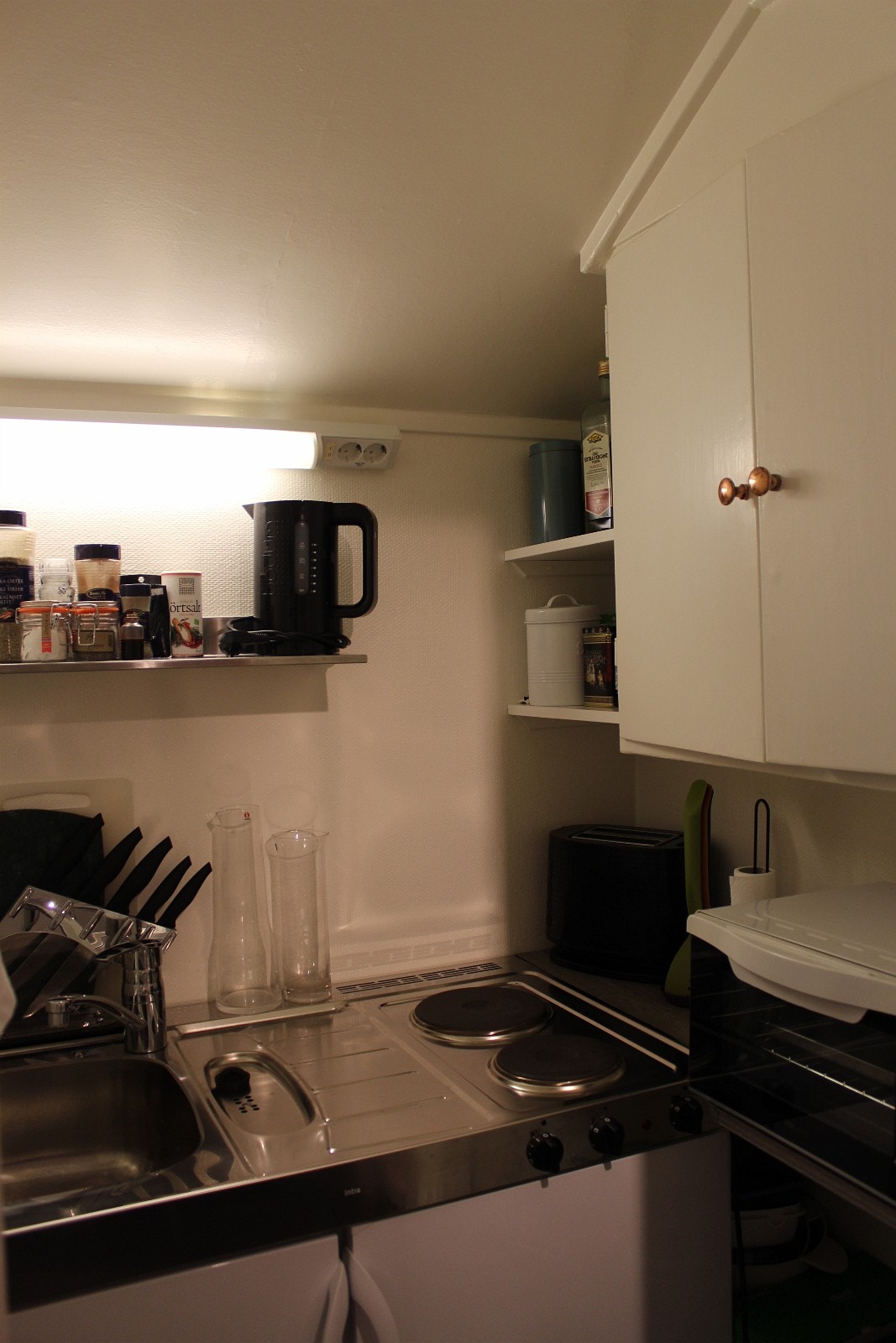 Hybelkjøkken med to kokeplater og liten stekeovn Galleribilde