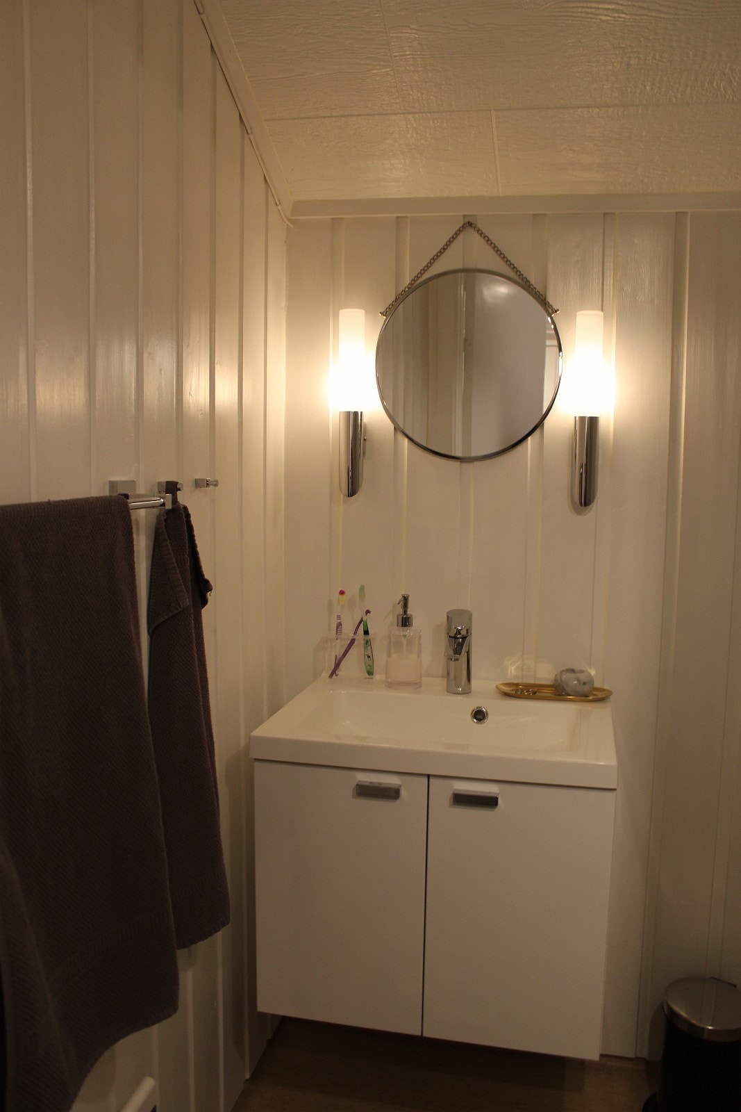 Bad med toalett og dusjkabinett Galleribilde