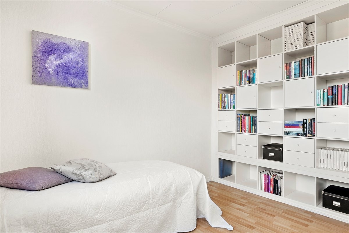 Begge er av god størrelse og det største av disse har et smart innebygd skap/hyller Galleribilde