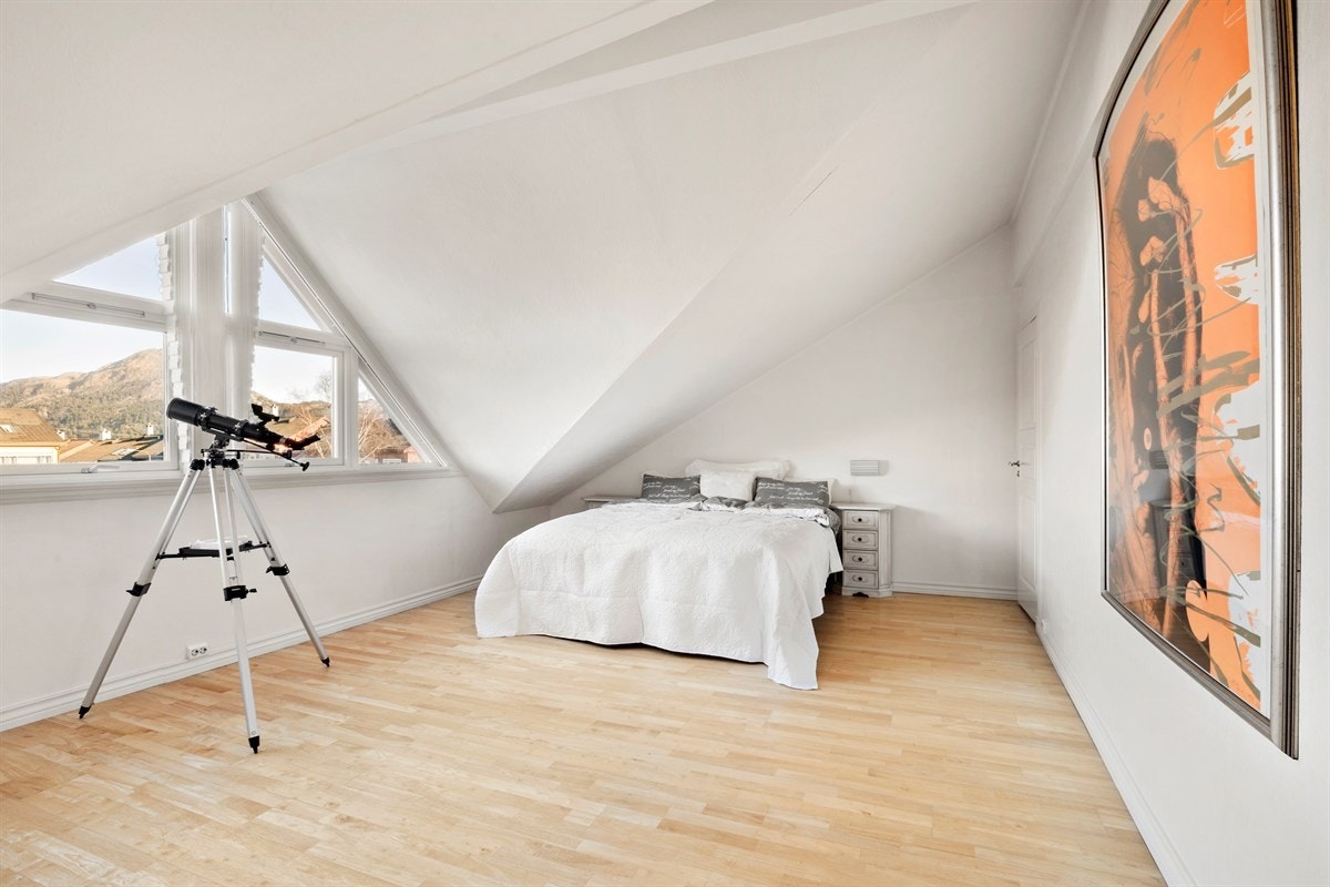 Hovedsoverommet er av hele 20,7 m2! Meget stort soverom med plass til alt du skulle trenge av soveromsinnredning Galleribilde