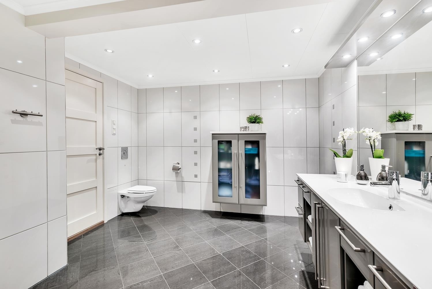 Rommet er innredet med stilrene flisvalg og downlights i himling. Galleribilde