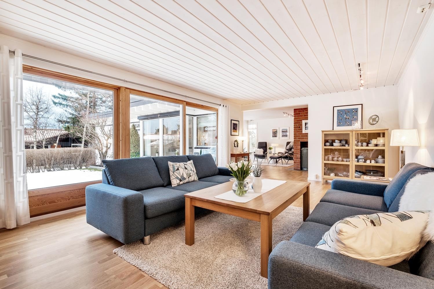 Stue 2 i overetasjen er av god størrelse og er holdt i lyse, nøytrale fargevalg. Skyvedør med utgang til hage og markterrassen. Galleribilde