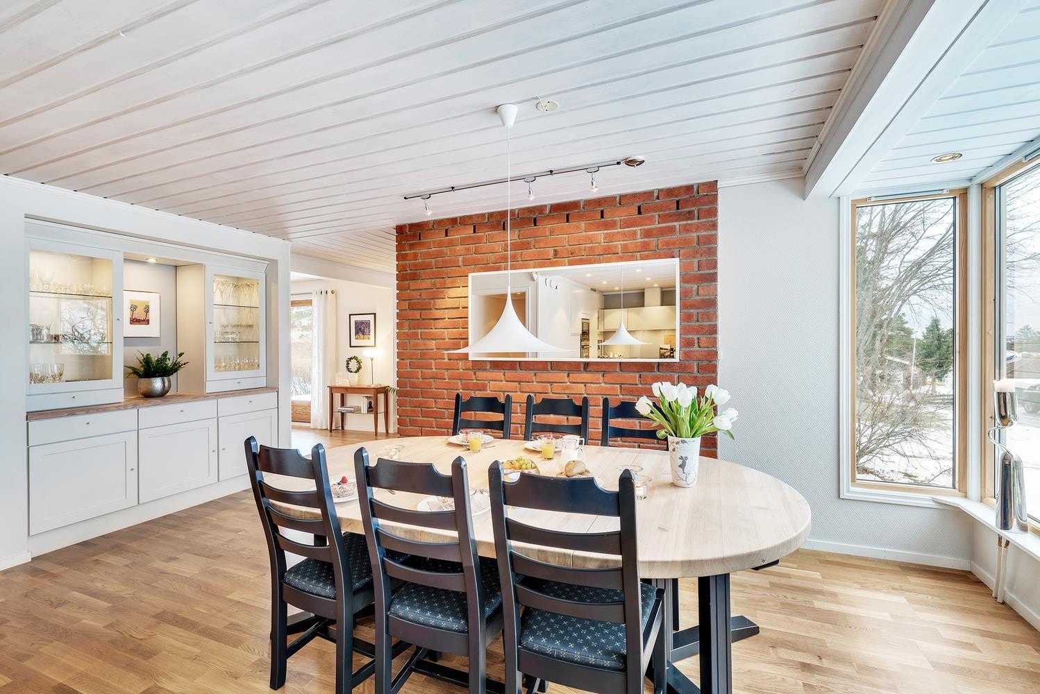 Spisestuen har plass til et stort bord for sosiale anledninger. Legg merke til det plassbygde skapet til venstre i bildet. For ekstra oppbevaring. Galleribilde