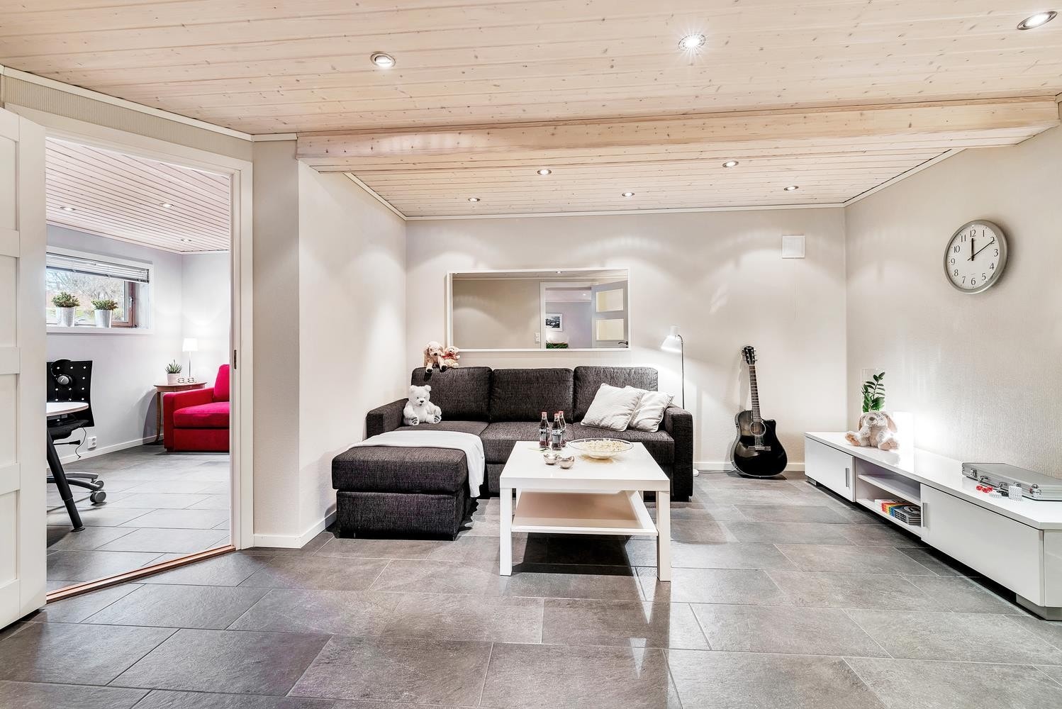 Stue nr. 2 i sokkel har flis på gulv og varmekabler, downlights i himling. Til venstre er kontor / soverom nr. 5 i boligen. Galleribilde