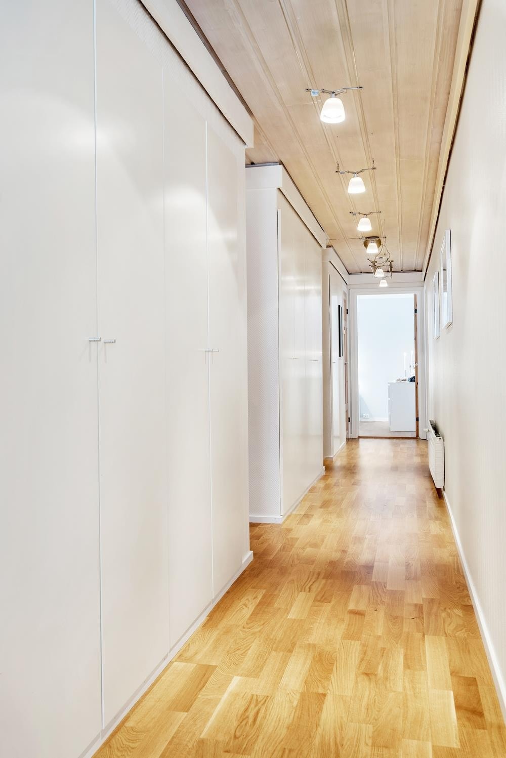 Gang til soveavdelingen, og bad. Plassbygde garderobeskap langs gangen. Galleribilde