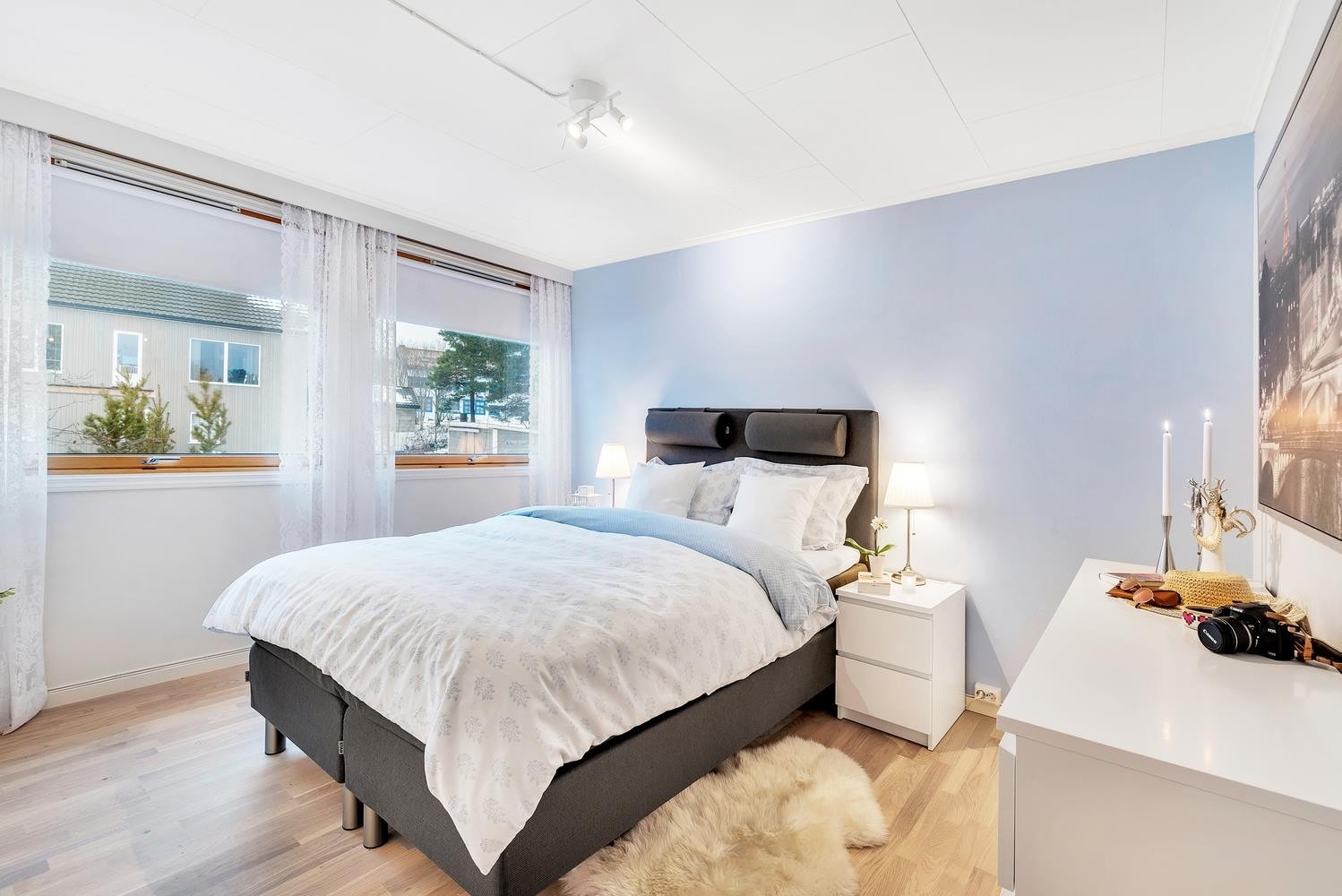Romslig soverom på ca. 11 kvm. Rommet har parkett på gulv. Galleribilde