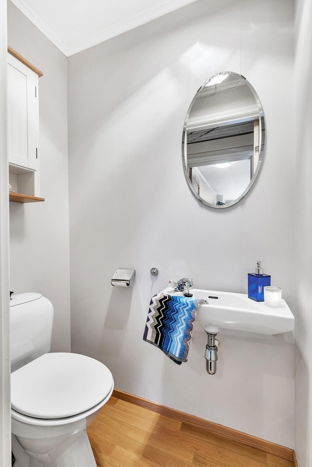 Eget wc-rom med håndvask er praktisk lokalisert i tilknytning til badet. Galleribilde